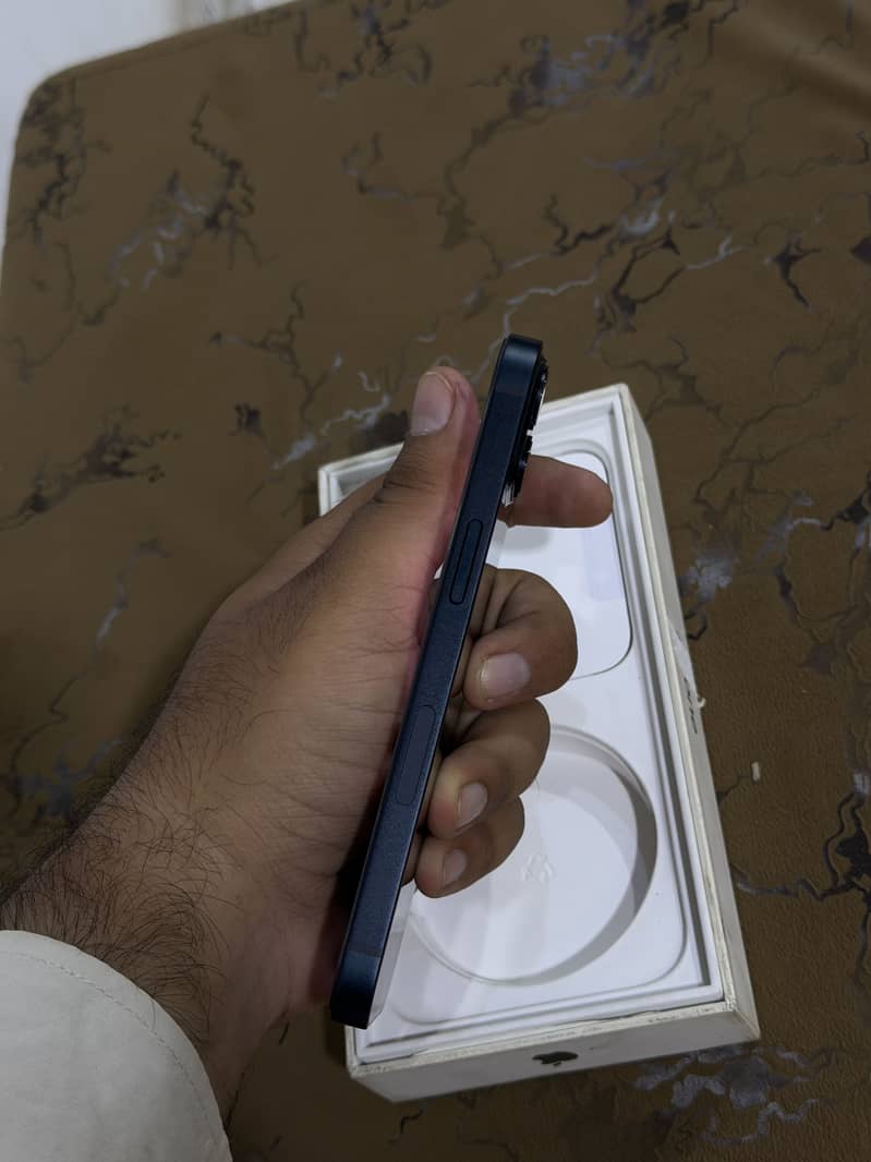 Apple iPhone 13 2