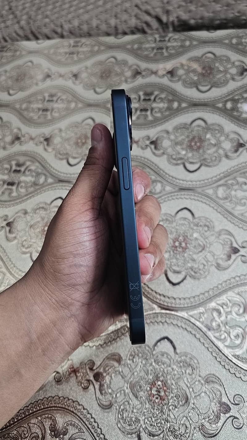 Apple iPhone 13 2