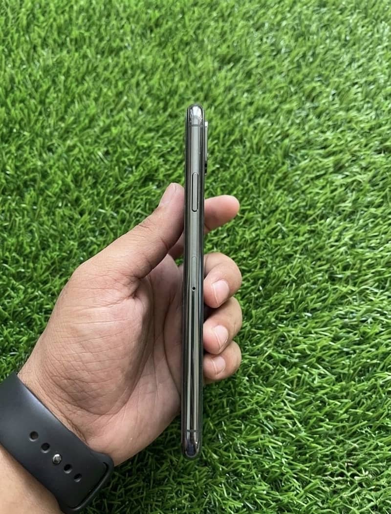 Apple iPhone 11 Pro Max 1