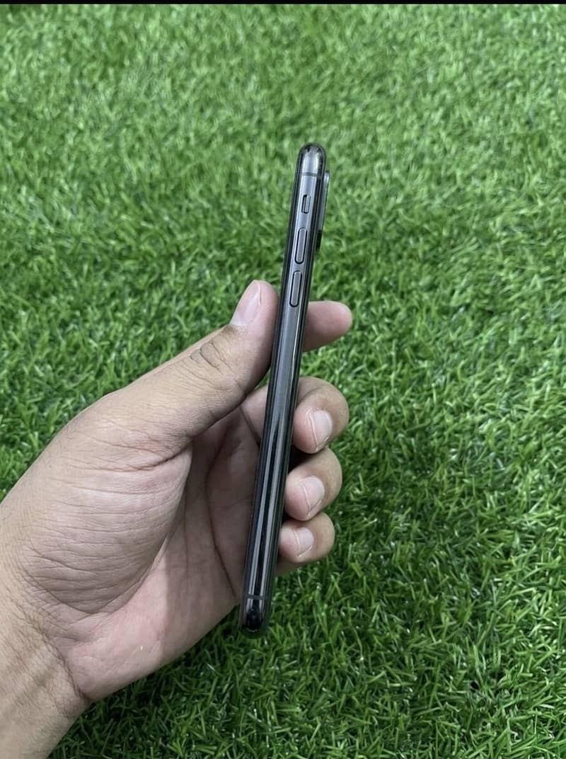 Apple iPhone 11 Pro Max 4