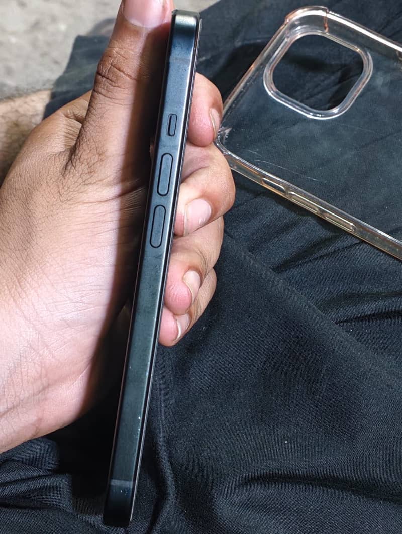 Apple iPhone 15 4