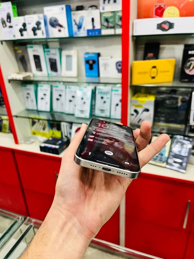 Apple iPhone 15 Pro 3