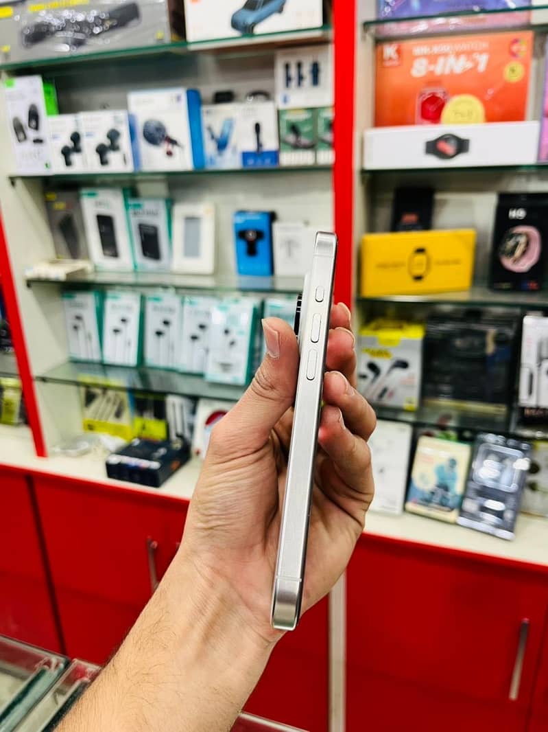 Apple iPhone 15 Pro 4