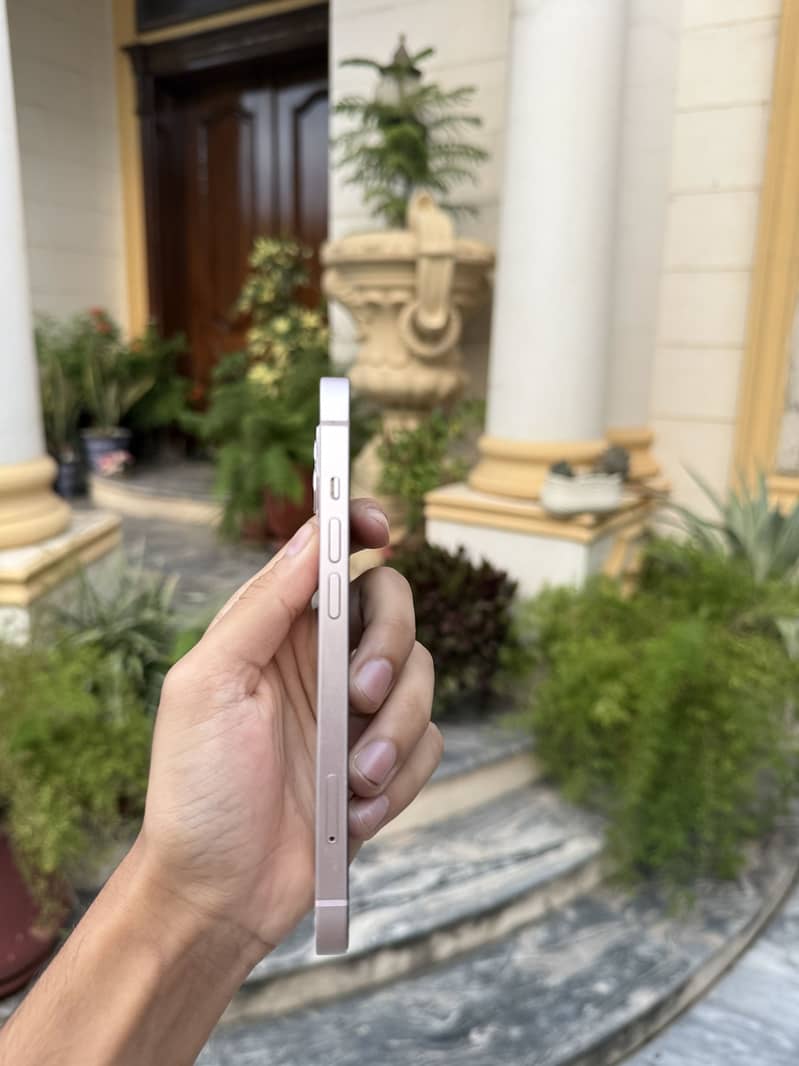 Apple iPhone 13 5