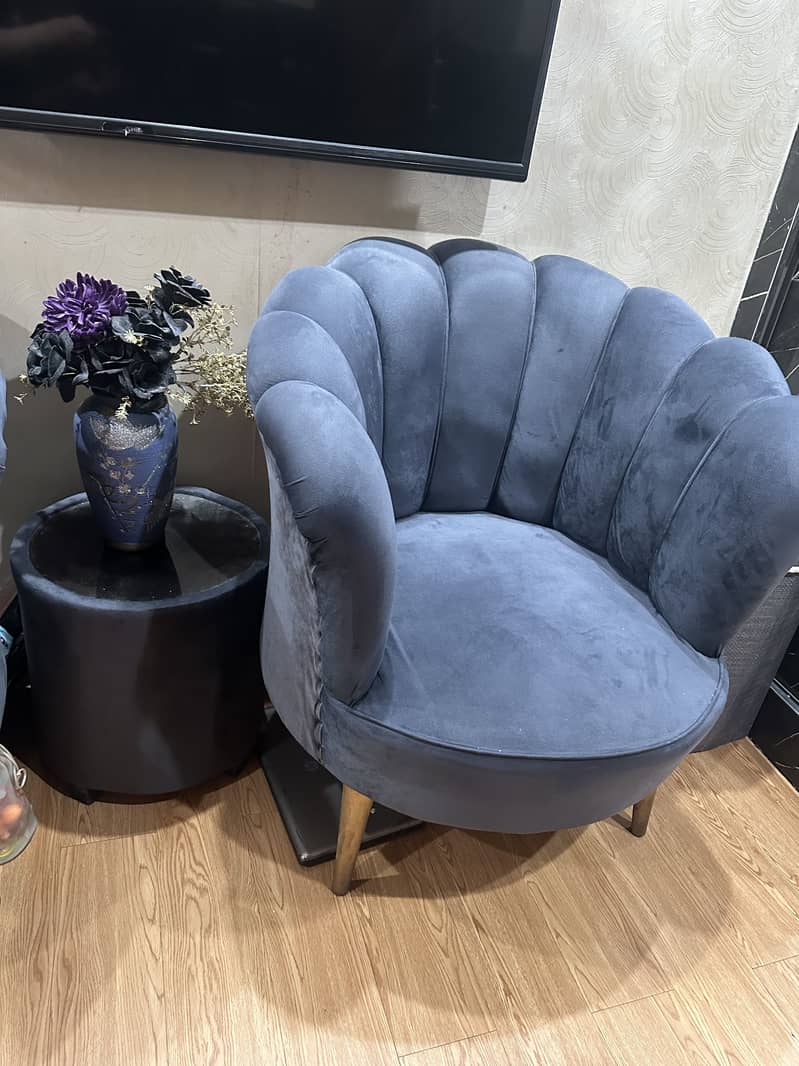 Chairs with coffee table 1
