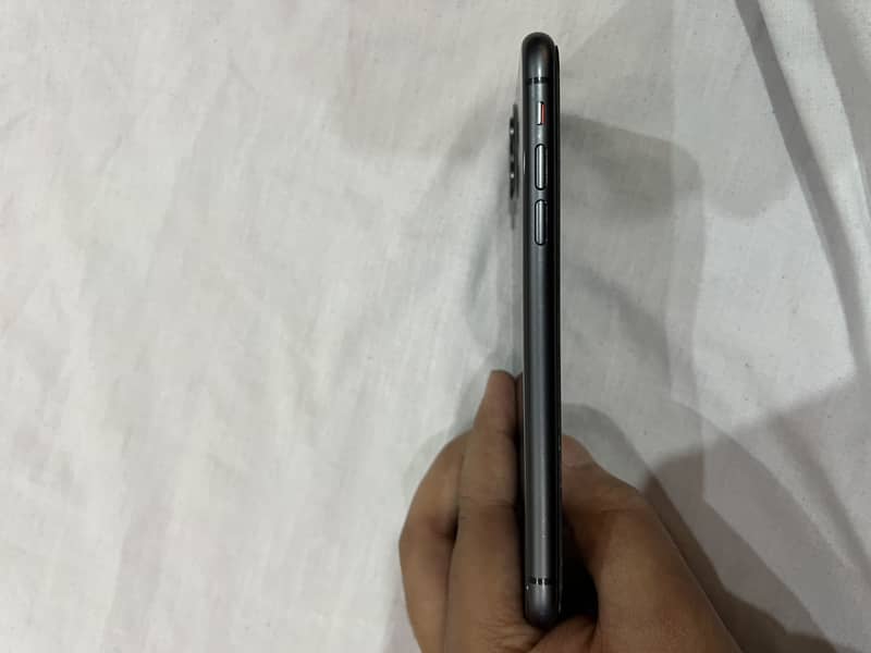 Apple iPhone 11 4