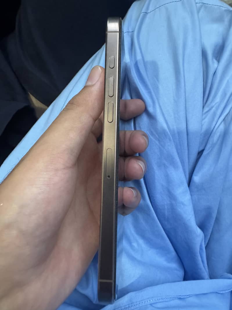 Apple iPhone 16 Pro Max 1