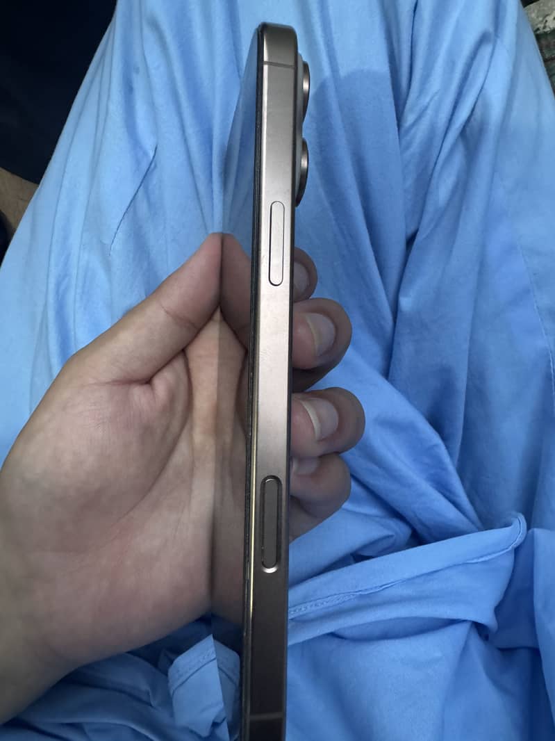 Apple iPhone 16 Pro Max 2