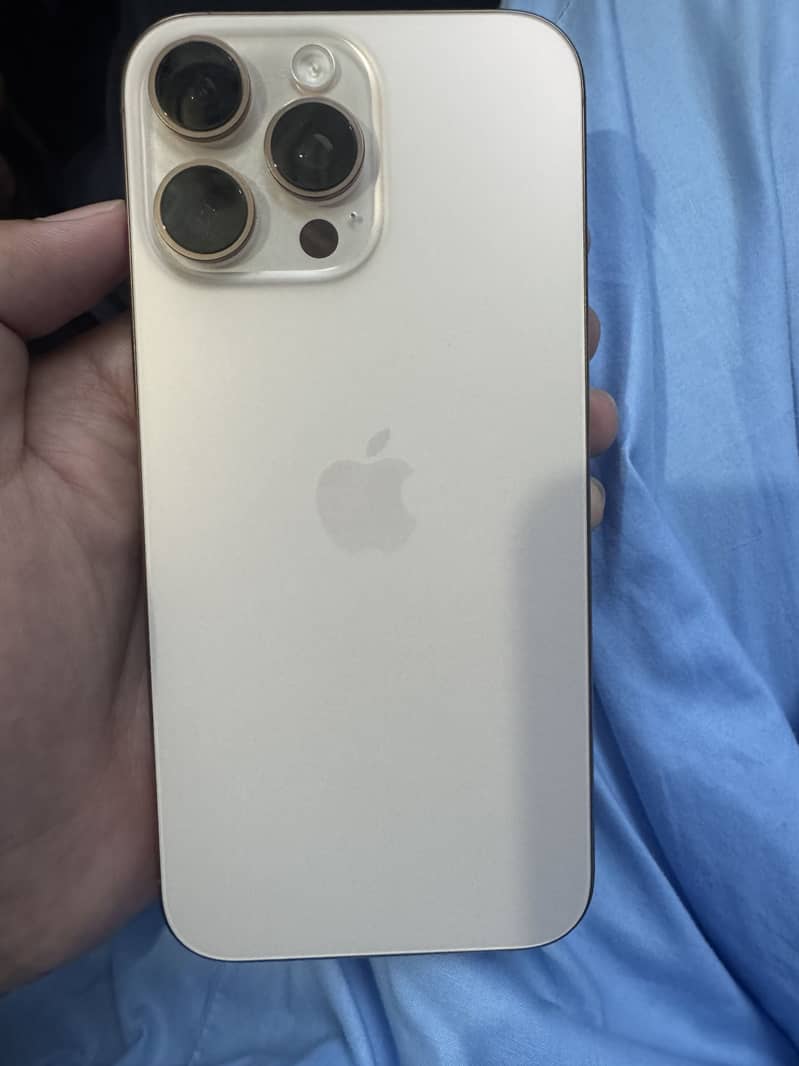 Apple iPhone 16 Pro Max 4