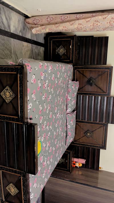 Kingsize bed with side tables and dressing table