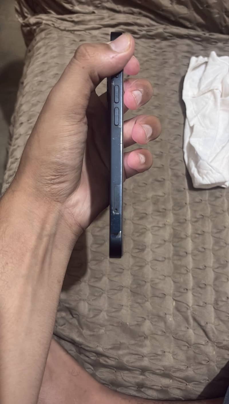 Apple iPhone 13 4