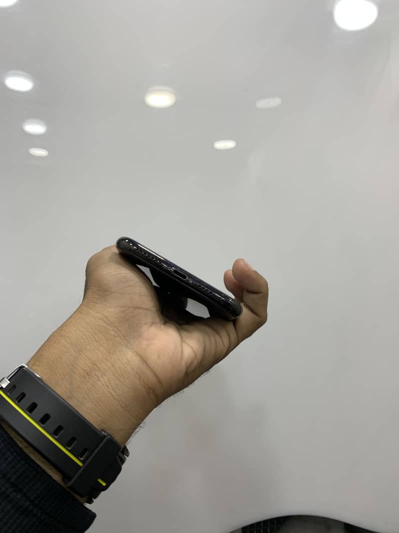 Apple iPhone 11 Pro Max 2