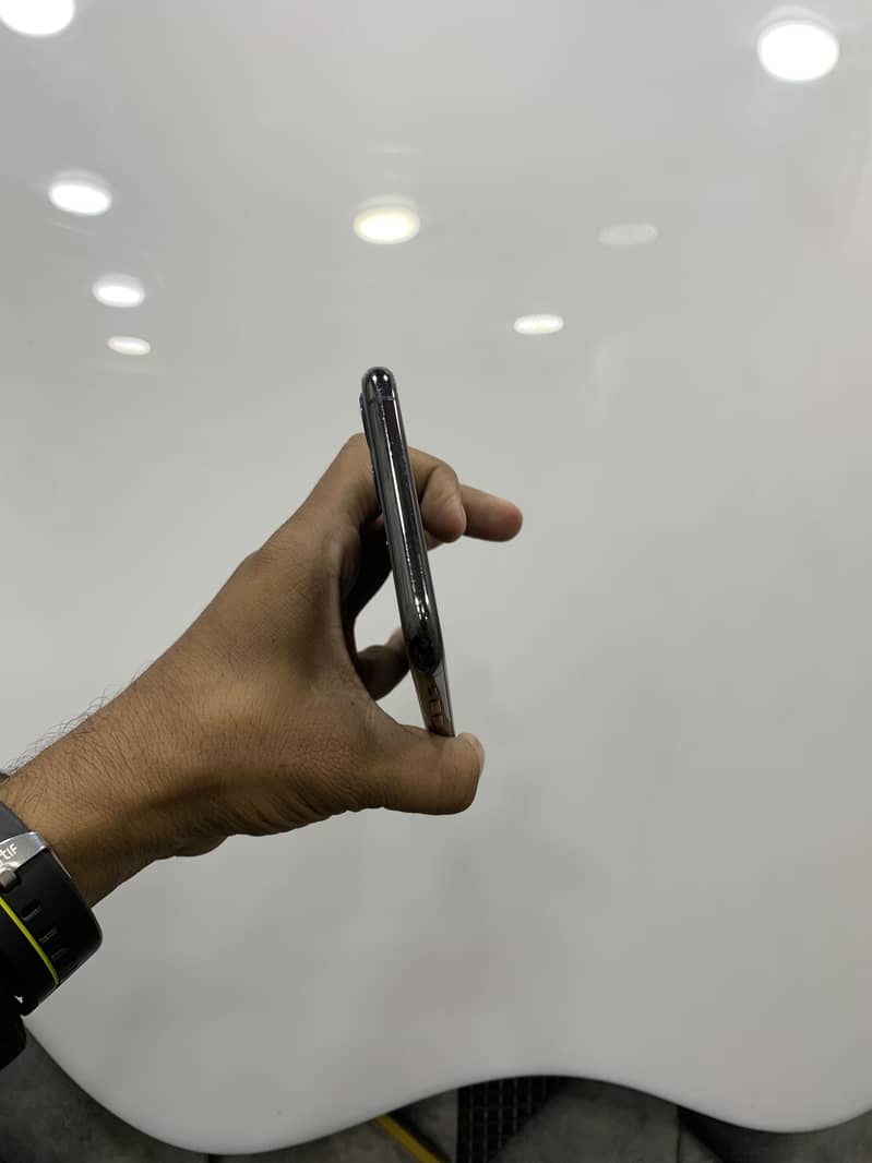 Apple iPhone 11 Pro Max 4