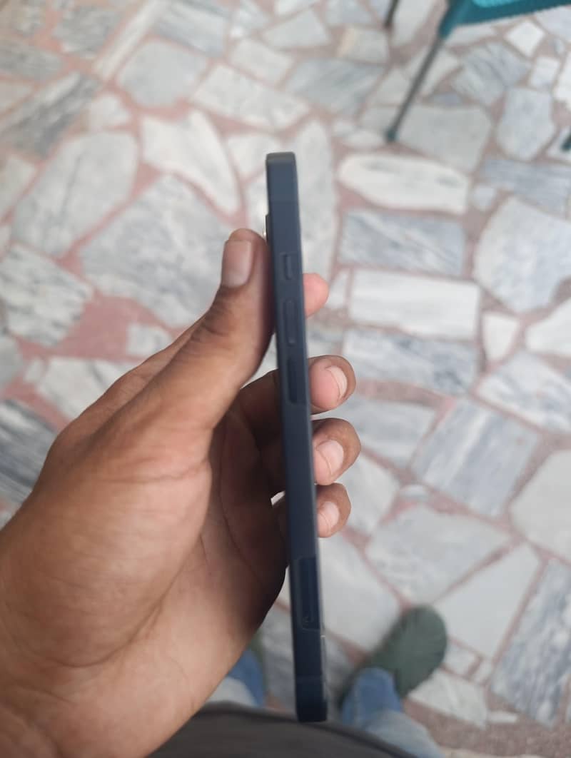Apple iPhone 13 8