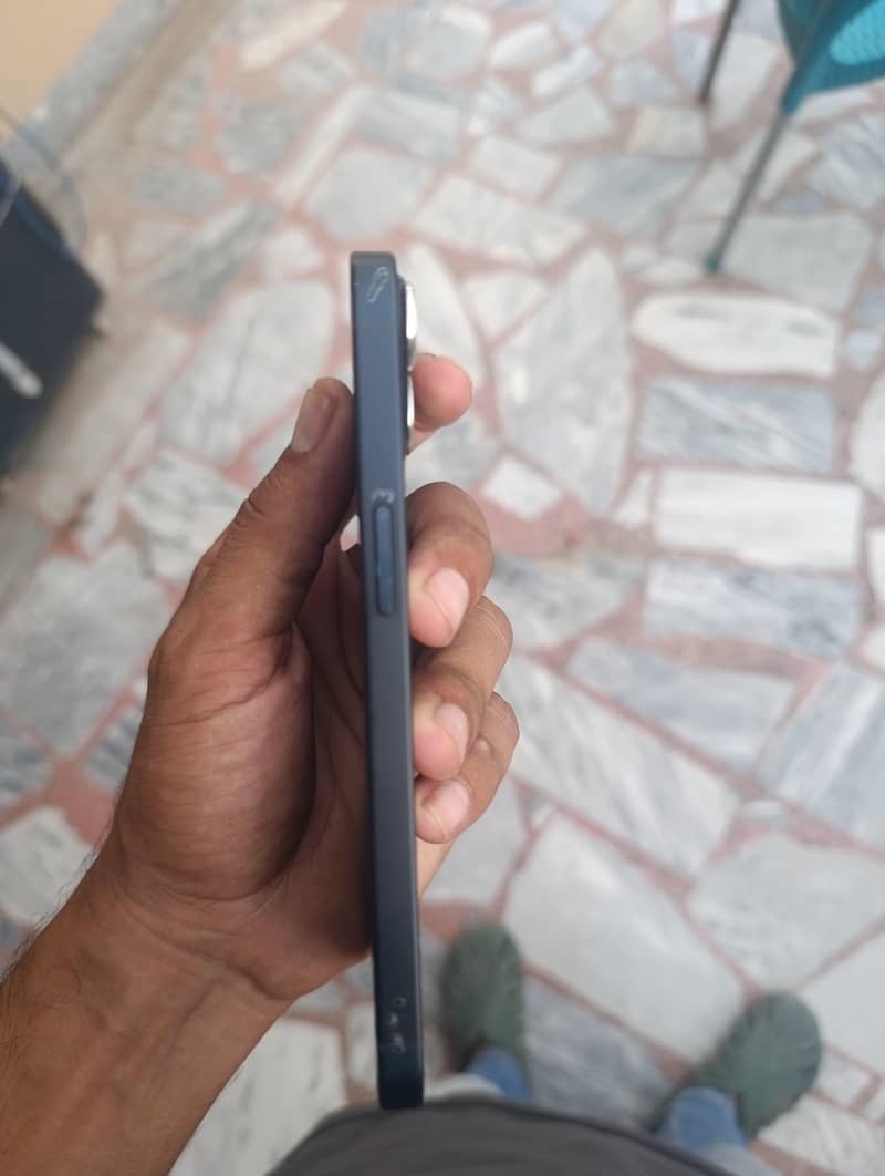 Apple iPhone 13 9