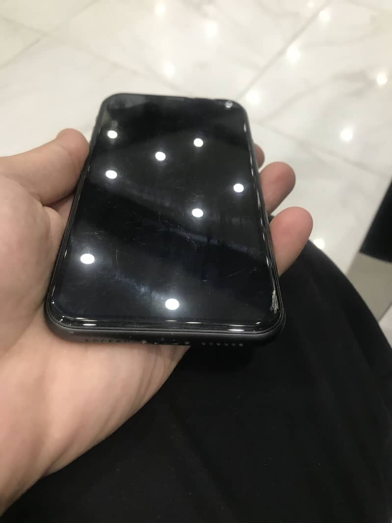 Apple iPhone 11 4
