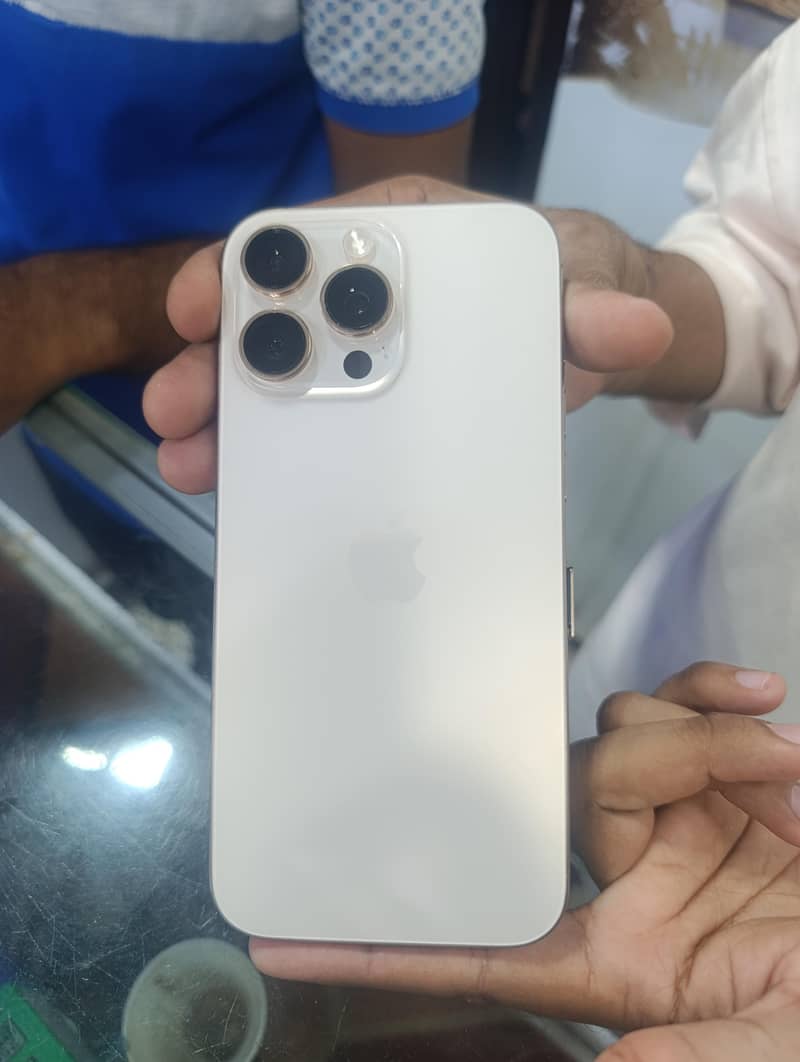 Apple iPhone 16 pro max 2
