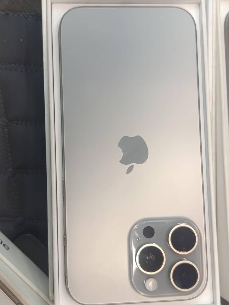 Apple iPhone 16 pro max 3