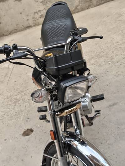 Honda CG 125 Special Edition Black Golden 24/25