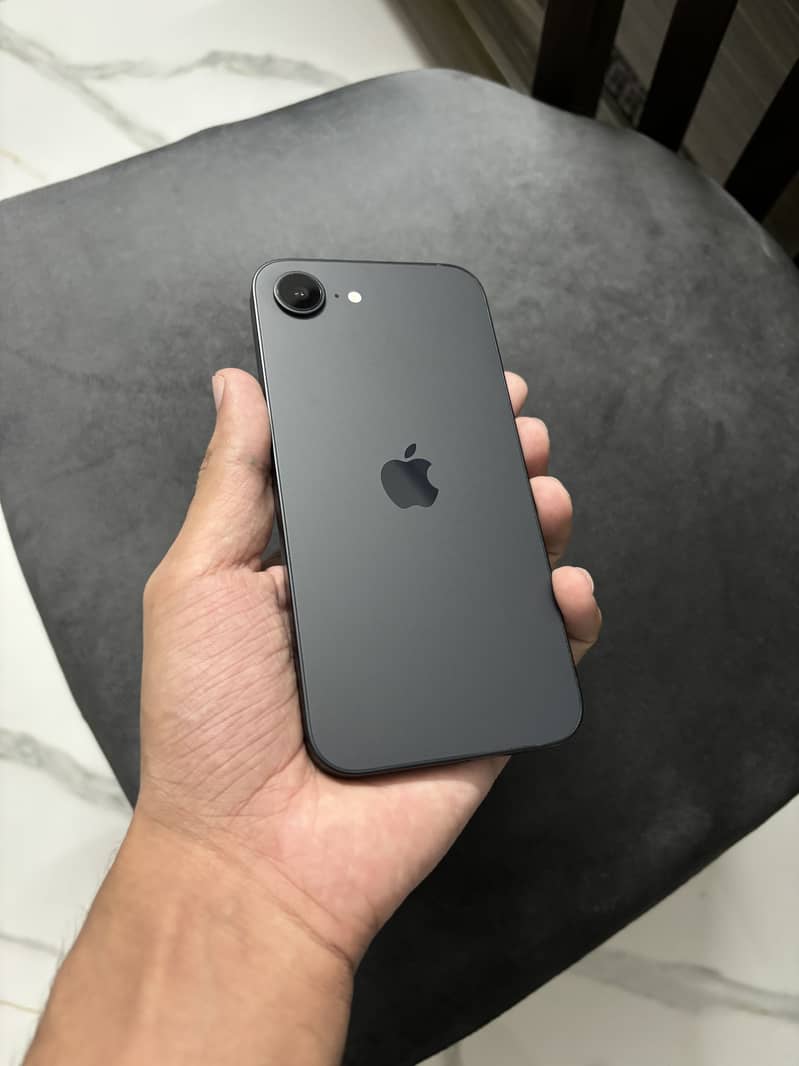 Apple iPhone 16e 0