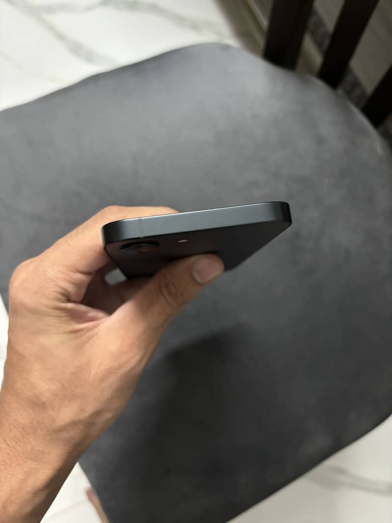 Apple iPhone 16e 1