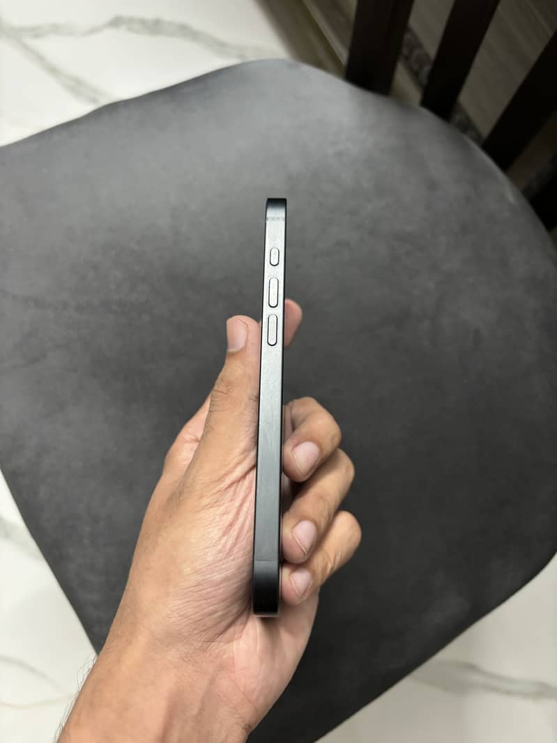 Apple iPhone 16e 3