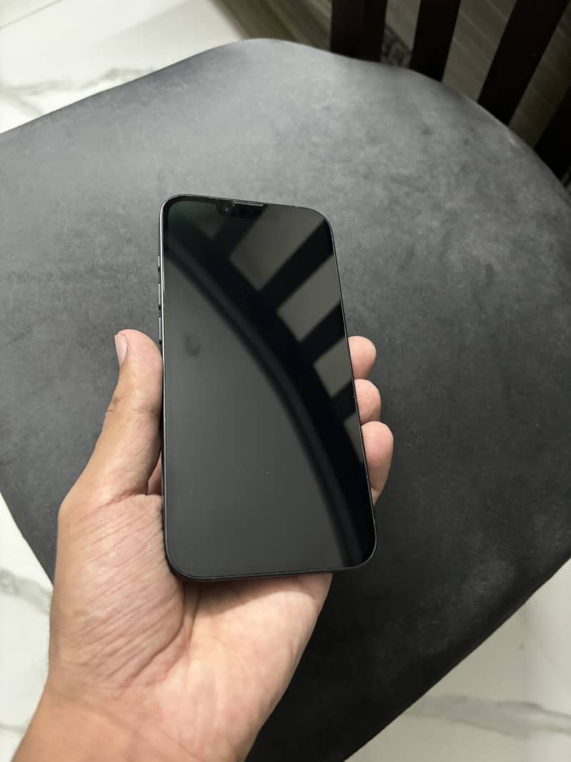 Apple iPhone 16e 4