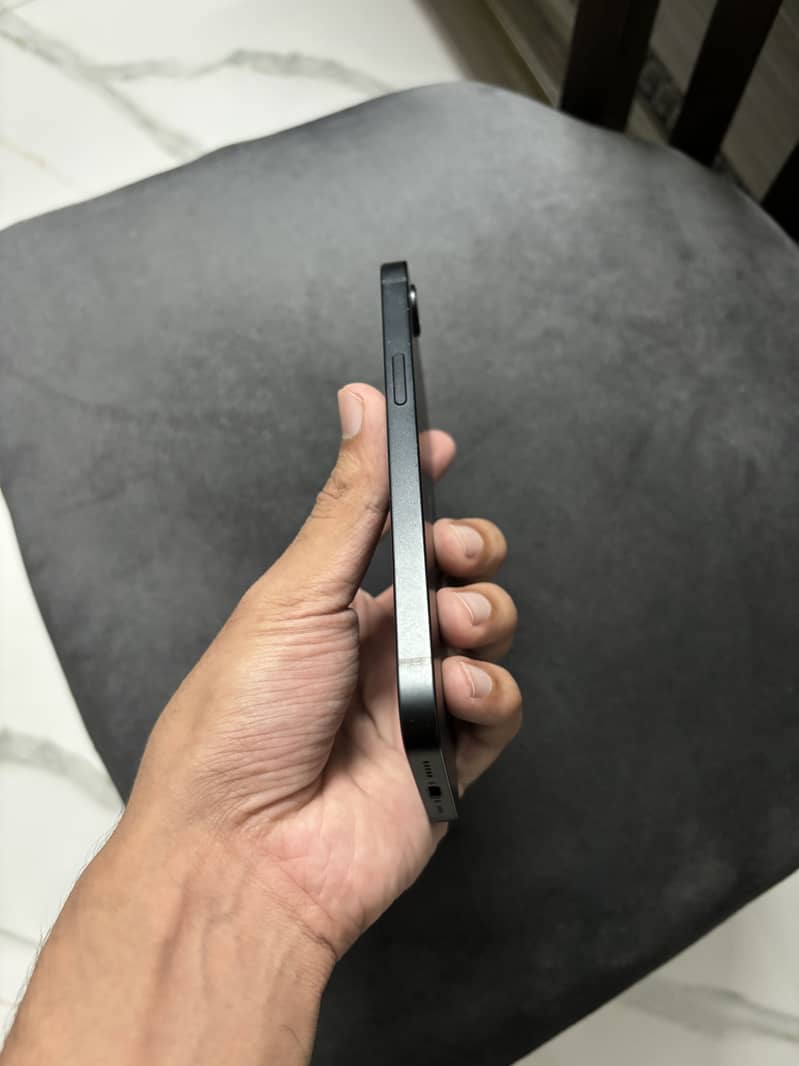 Apple iPhone 16e 5