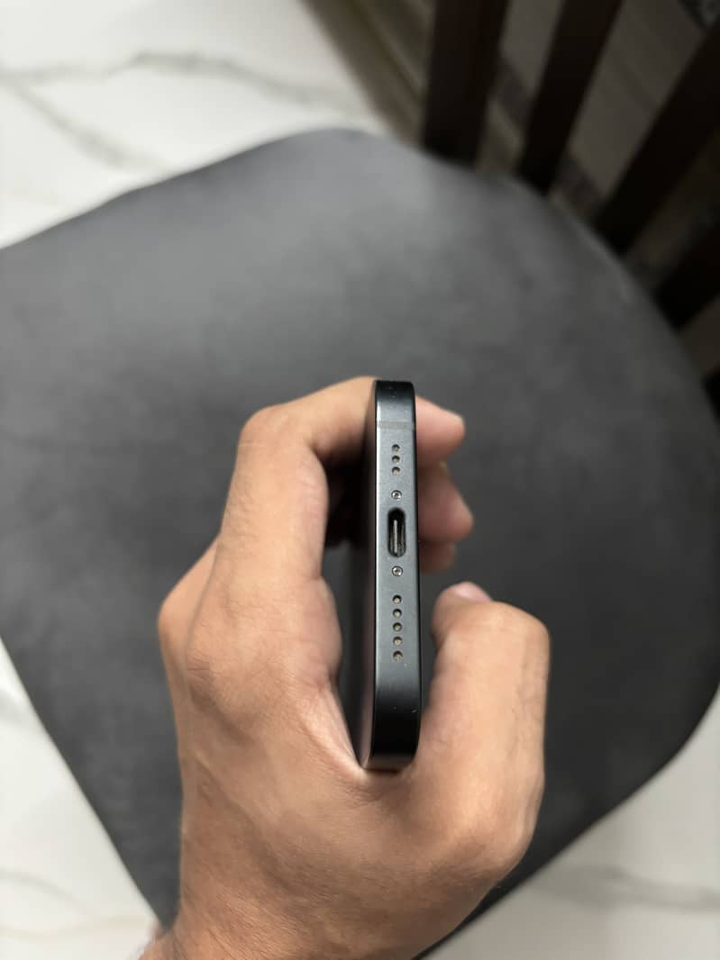 Apple iPhone 16e 6