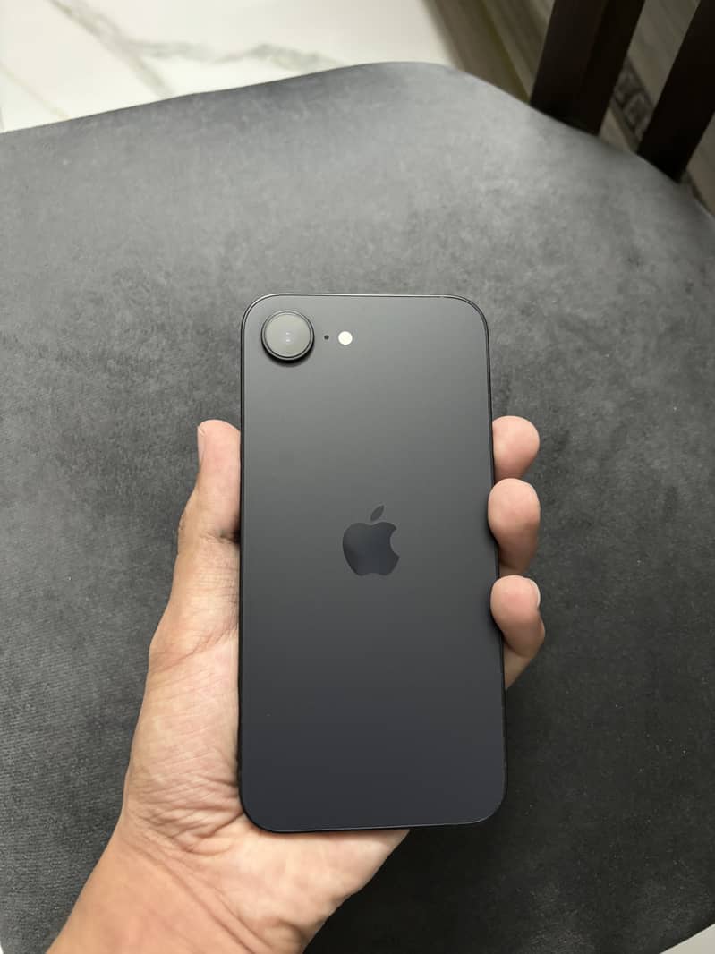 Apple iPhone 16e 7