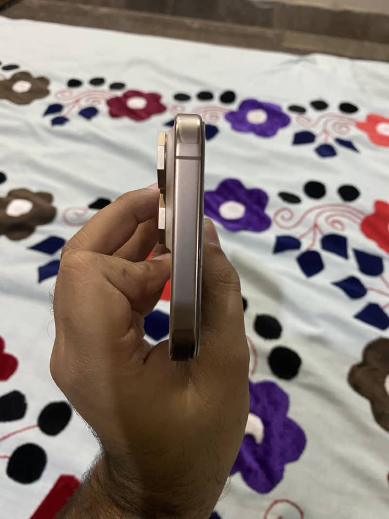 Apple iPhone 16 Pro Max 10
