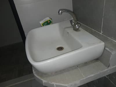 1 Basin with taap 1 sing wih tap
