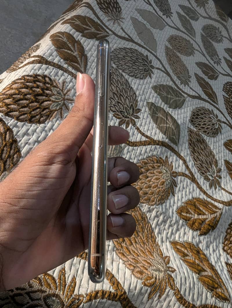 Apple iPhone 11 Pro Max 2
