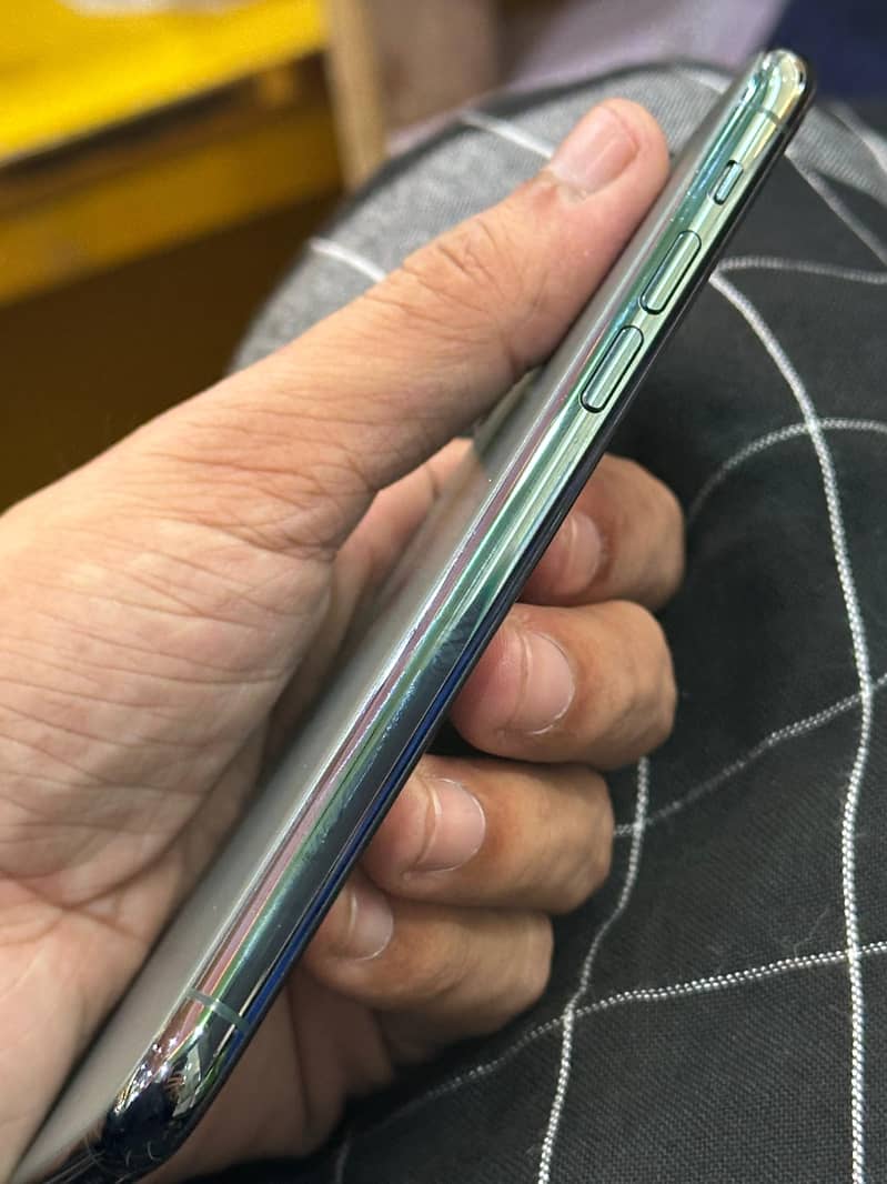 Apple iPhone 11 Pro 2