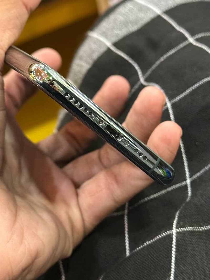Apple iPhone 11 Pro 4
