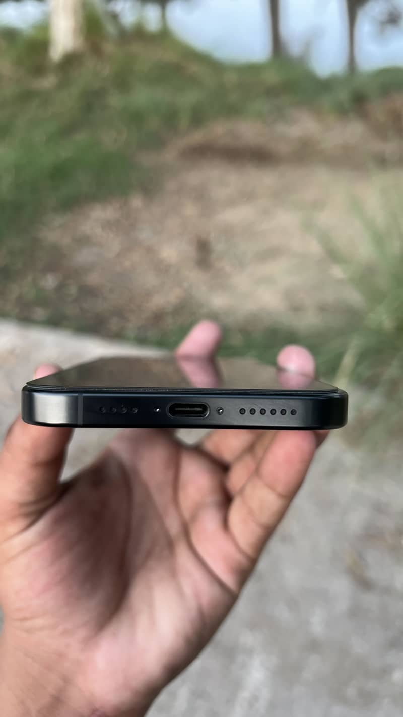 Apple iPhone 16 Pro Max 3