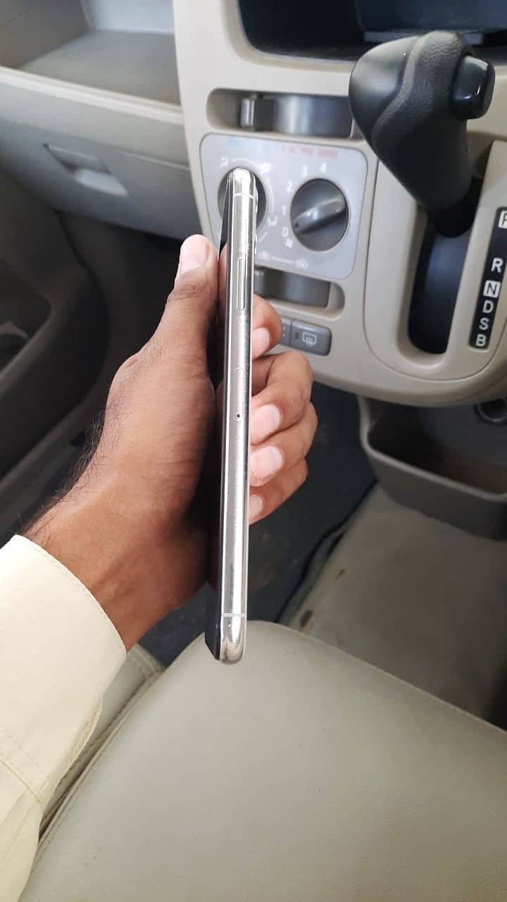 Apple iPhone 11 Pro Max 4