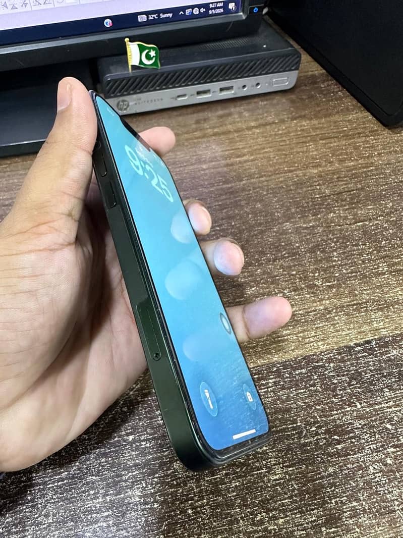 Apple iPhone 13 4