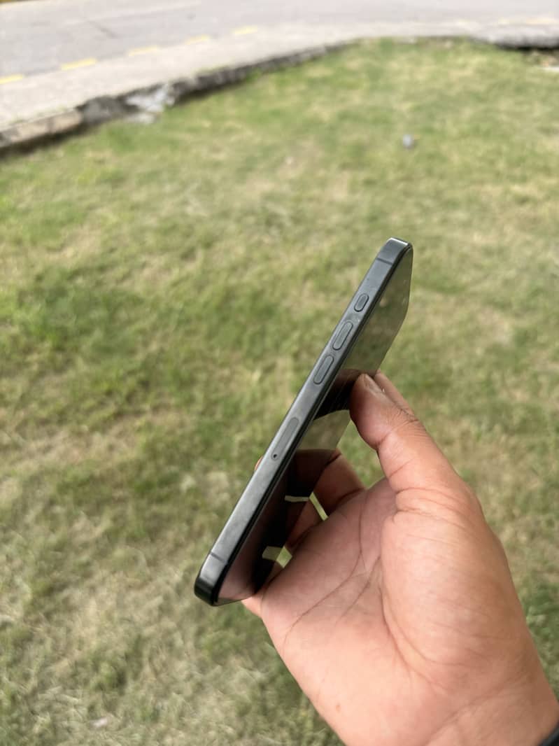Apple iPhone 16 Pro 6