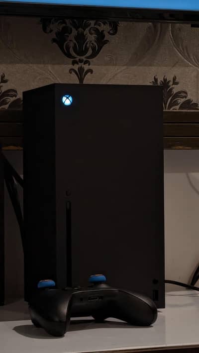 XBOX SERIES X WITH 3 CONTROLLERS