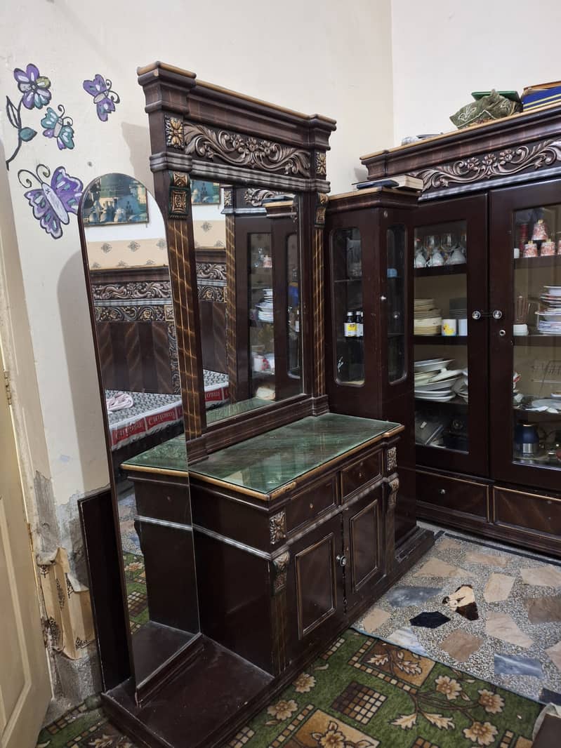 Showcase and dressing table 0