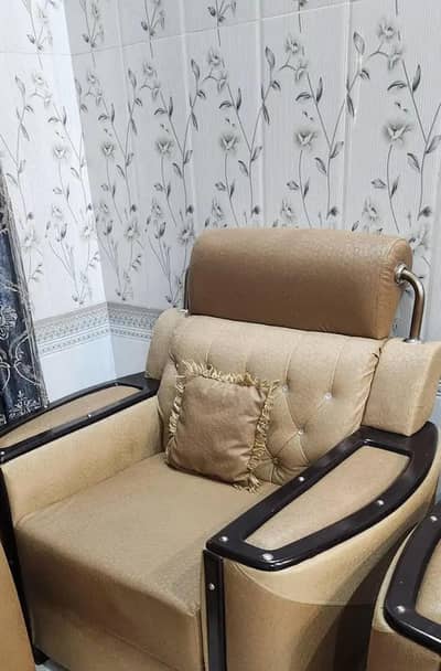New condition leather Sofa ha 10/10 six setter