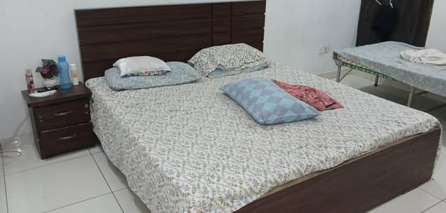 king size bed 2 side tables