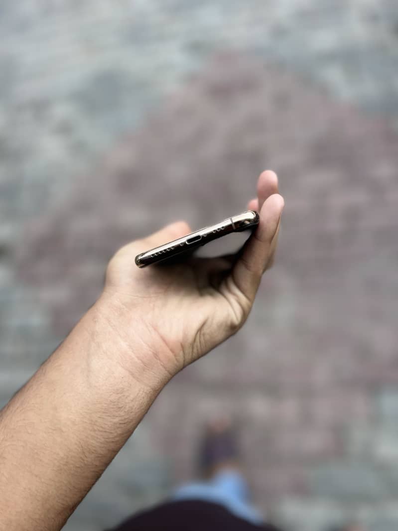 Apple iPhone XS 3