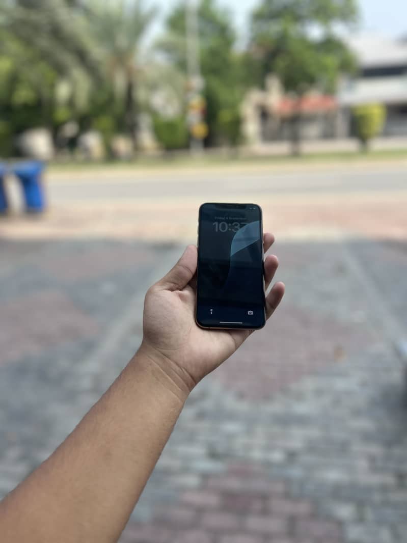 Apple iPhone XS 4