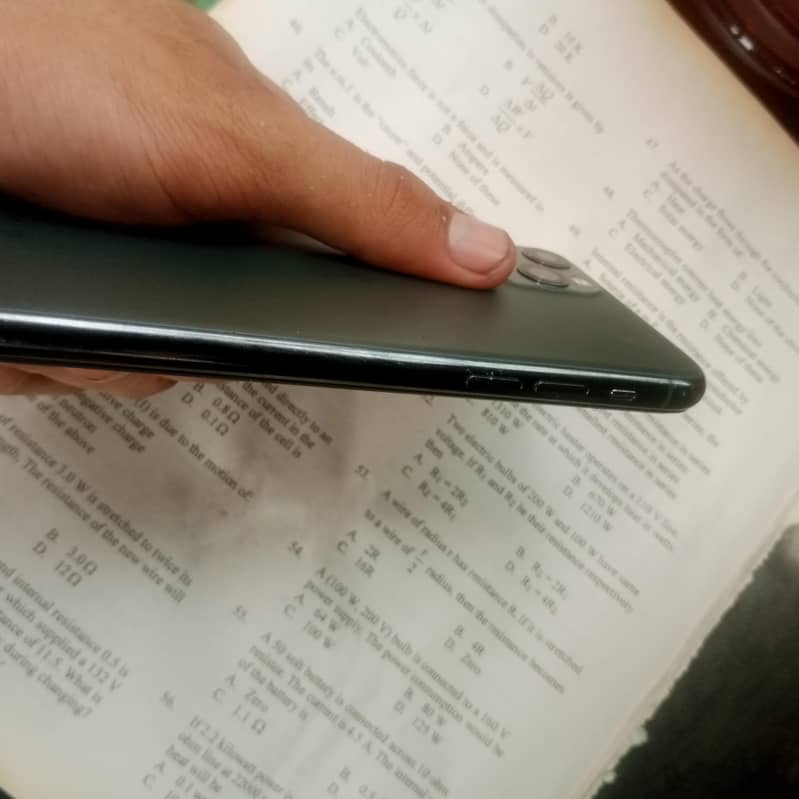 Apple iPhone 11 Pro 4