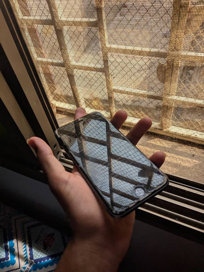 Apple iPhone 8 condition 10/10 1
