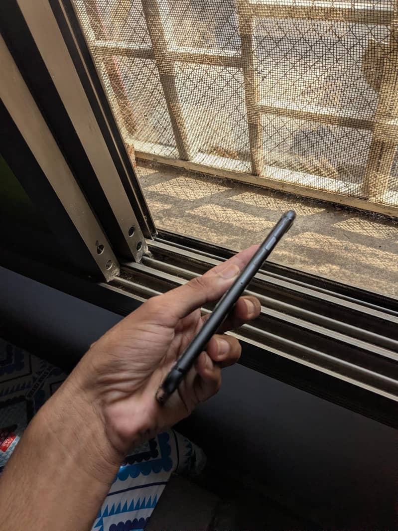 Apple iPhone 8 condition 10/10 4