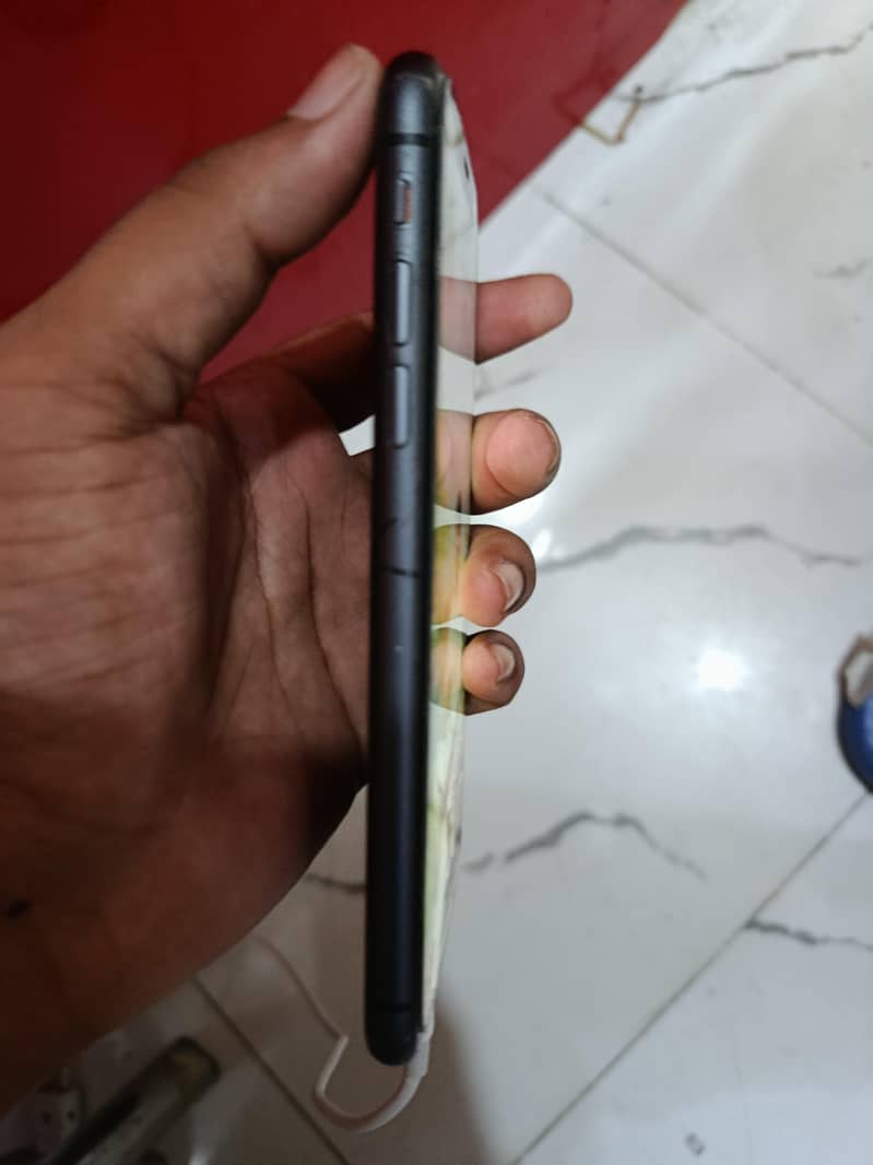 Apple iPhone 11 3
