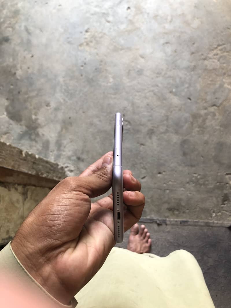 Apple iPhone 11 4